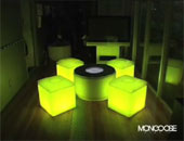 Интерактивный стол и стулья - набор мебели, которая может менять цвет «оббивки»