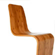 Этот стул - это часть единой ленты ламинированного бамбука, аккуратно выполненная с учетом линий тела человека